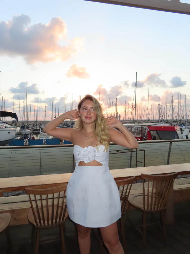 Halley Weißes Kleid – 3D-Rosenapplikation & Elegante Empire-Taille