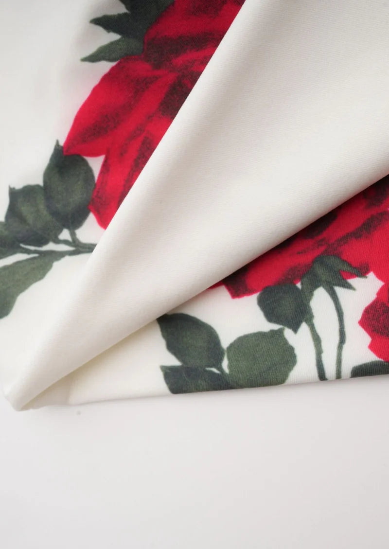 Florence Kleid – Premium Weiß mit Rosendekor & V-Ausschnitt