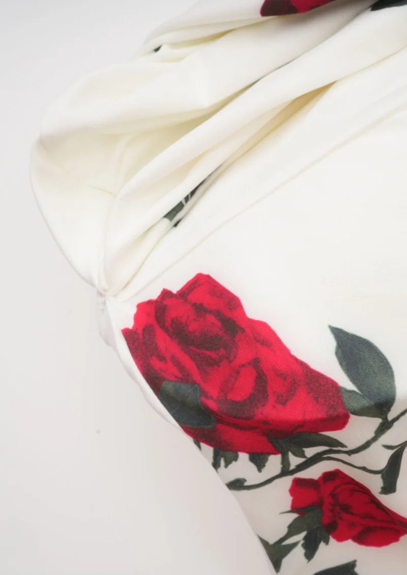 Florence Kleid – Premium Weiß mit Rosendekor & V-Ausschnitt