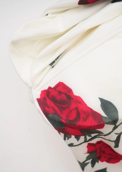 Florence Kleid – Premium Weiß mit Rosendekor & V-Ausschnitt